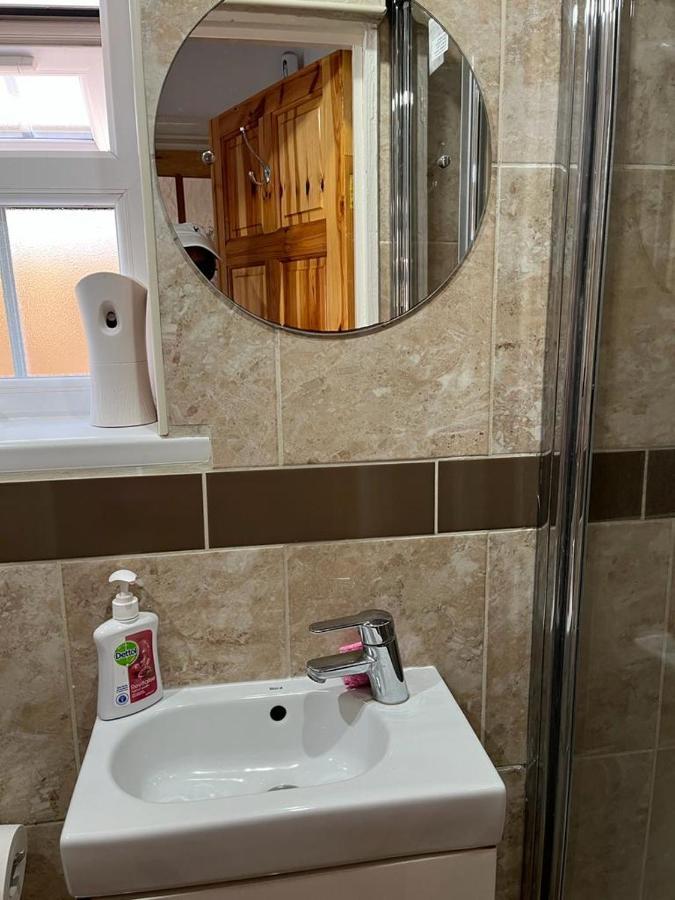 Large Double Bedroom With Free On Site Parking Кингстон на Темзе Экстерьер фото